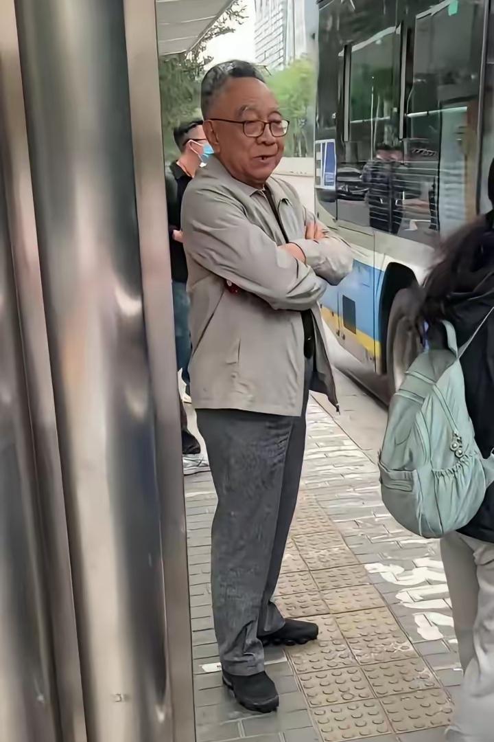 这位大爷是谁？你们认识吗？
他是国家一级演员，要演技有演技，要身材有身材
他一个