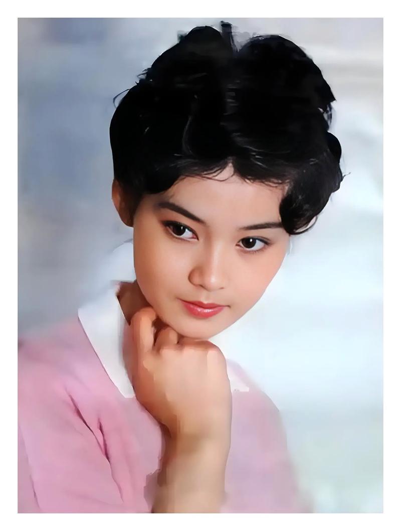 潘虹对董卿吐露心声，舍影后之荣，盼家的温暖与孩童绕膝。这番话如重锤，敲醒我们对名