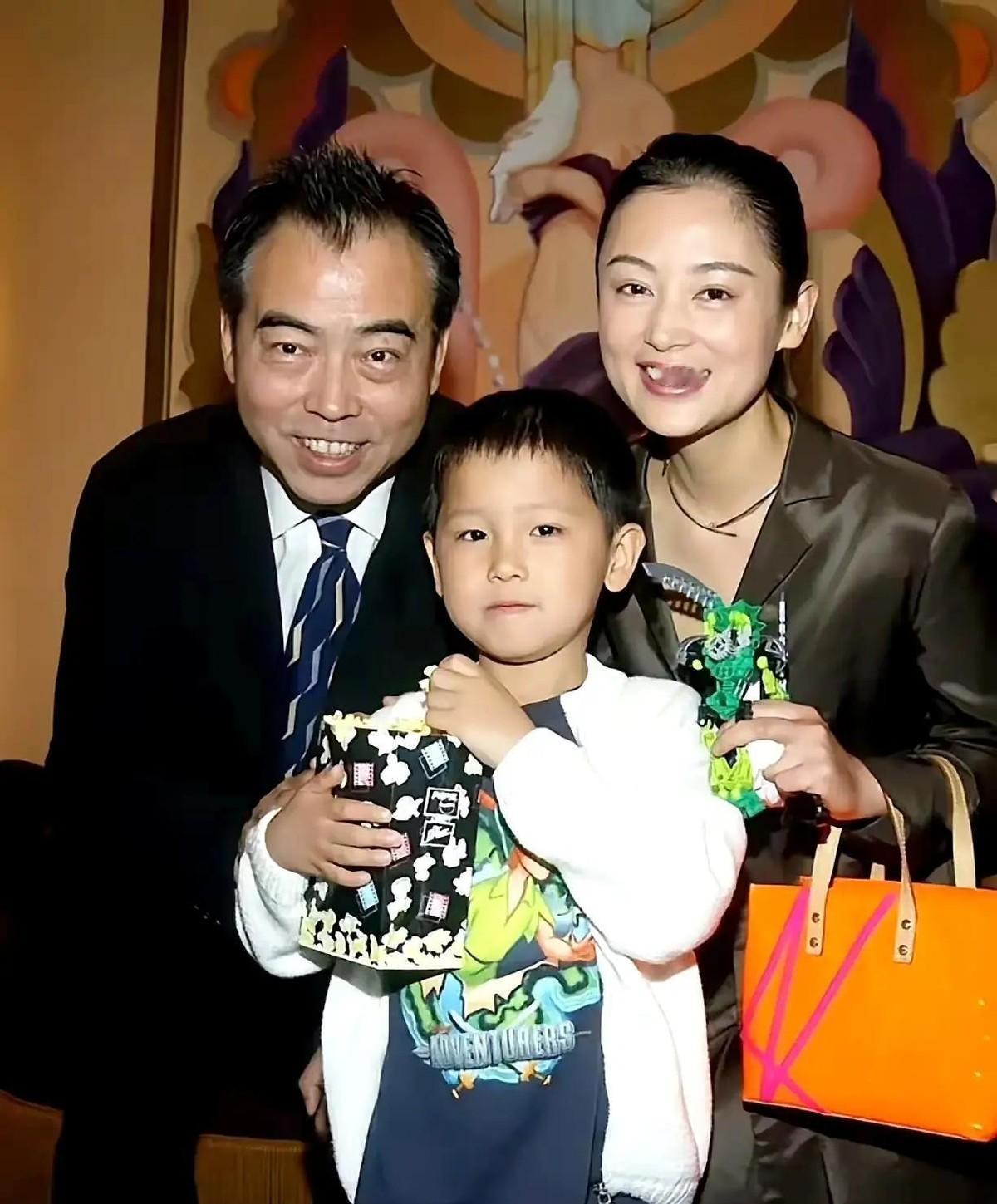 真正的“星二代”，都在拼命摘掉父母给的那颗星。
你看陈飞宇的评论区就懂了。
一半