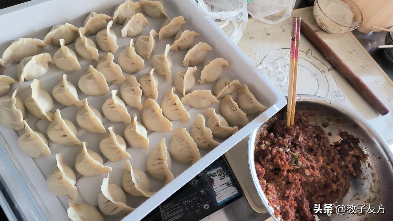 离京前：昨天给儿子洗了衣服，今天包了一些冻饺子。。。
          正月初