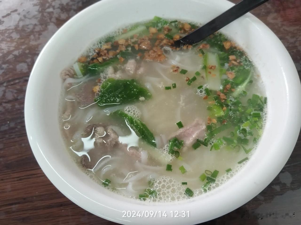 八元粉汤，热腾飘香
连续五天，我不是那个协会的，却厚脸皮帮忙。周二是傍晚吃别人剩