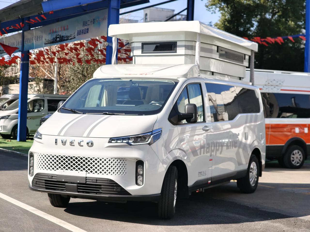 网上关于房车、升顶房车的讨论开始多起来，这里也发几个中小型升顶房车（包括软升顶、