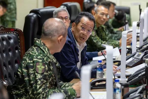 解放军实弹射击　台防务部门：落弹散布台24浬线周边

针对解放军今天（30日）进