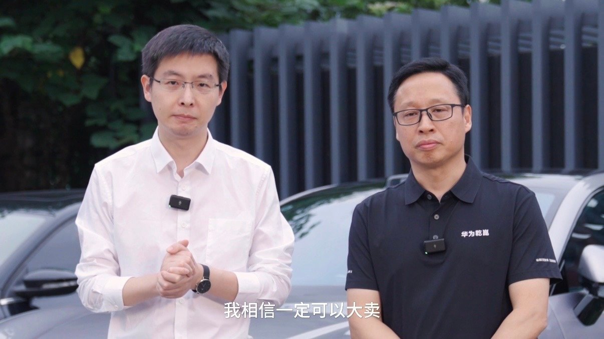 宇树王兴兴体验乾崑智驾ADS5王兴兴体验搭载乾崑技术满配新车 王兴兴试驾过程中一