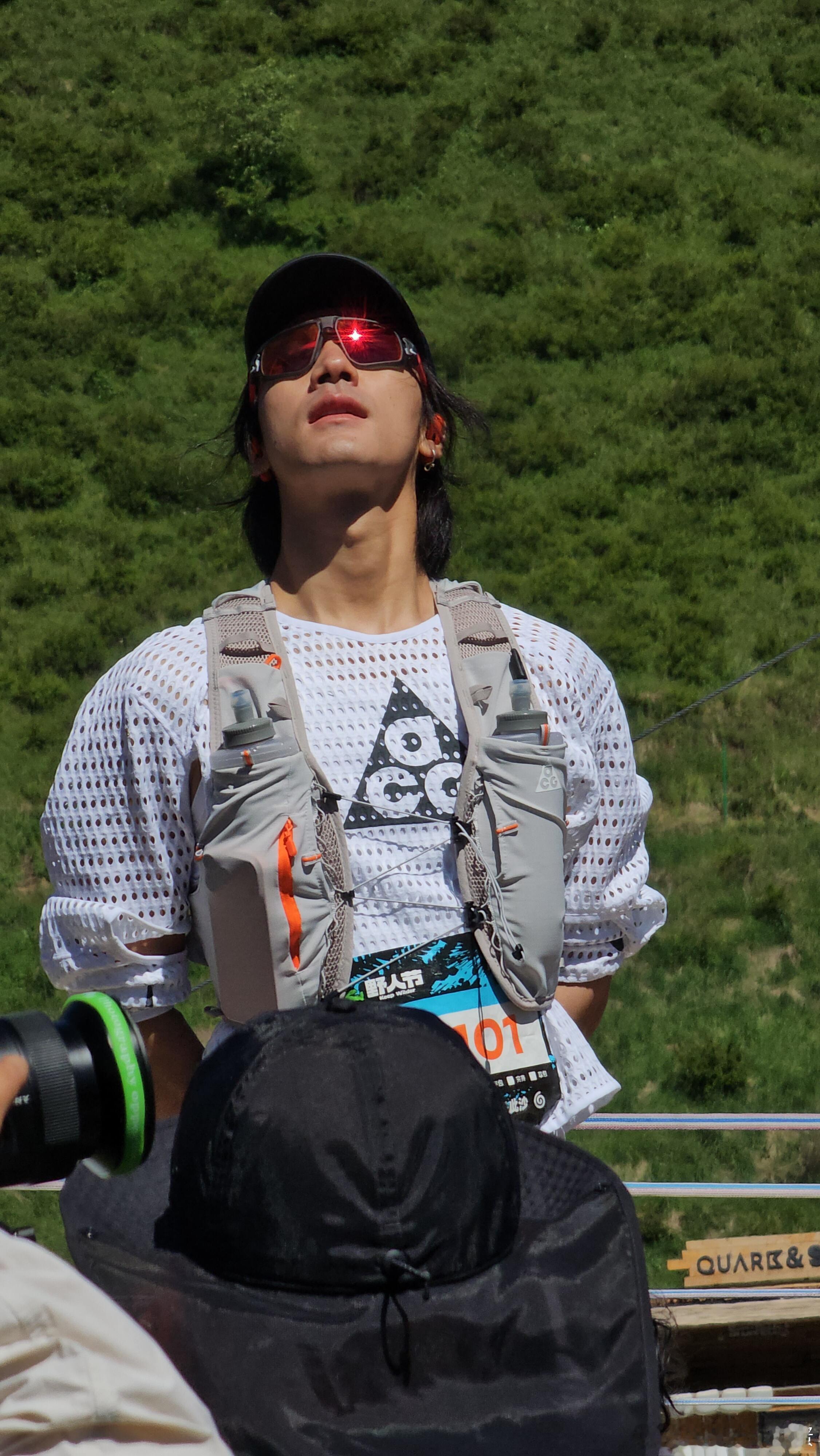 此沙身上的野气此沙好野啊 不管古装还是私服造型，此沙独一份的野感藏不住，身形挺拔
