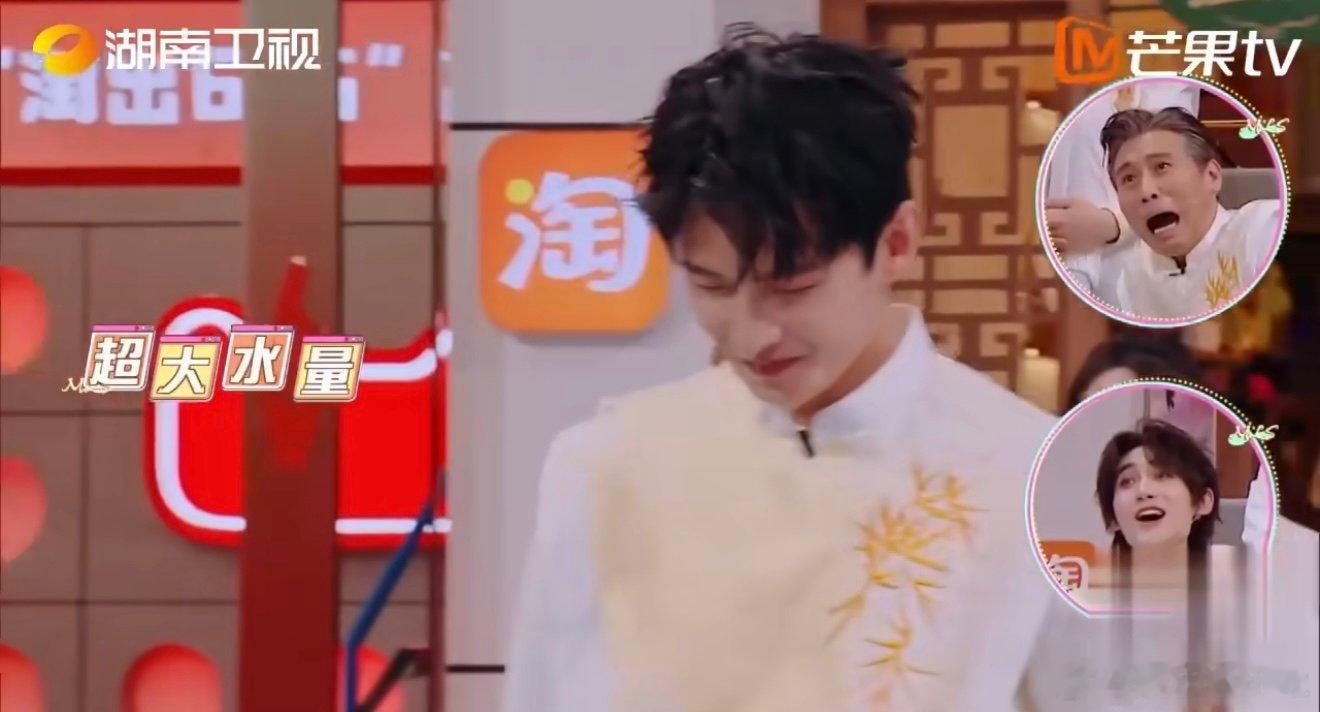 丁程鑫[超话]丁程鑫泼杨洋你好星期六丁程鑫堪称泼水游戏天花板，泼杨洋的画面太惊艳