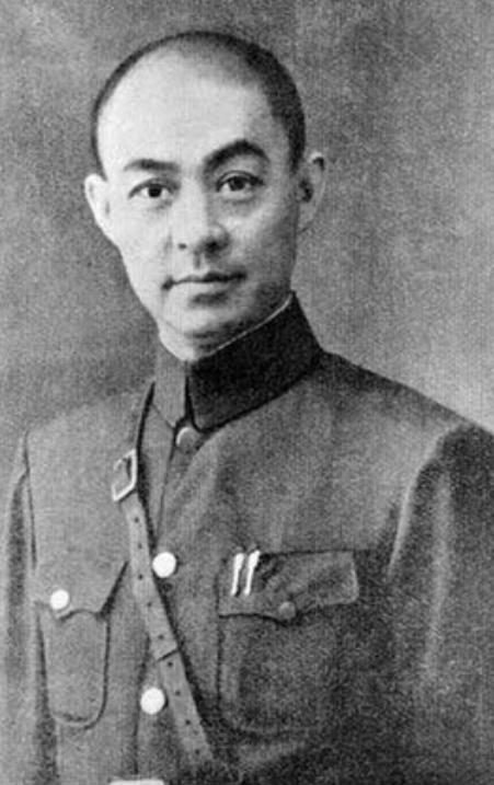 1933年，张自忠迎接凯旋的战士，忽然看见一个战士，走路一歪一扭的扛着一个大皮箱