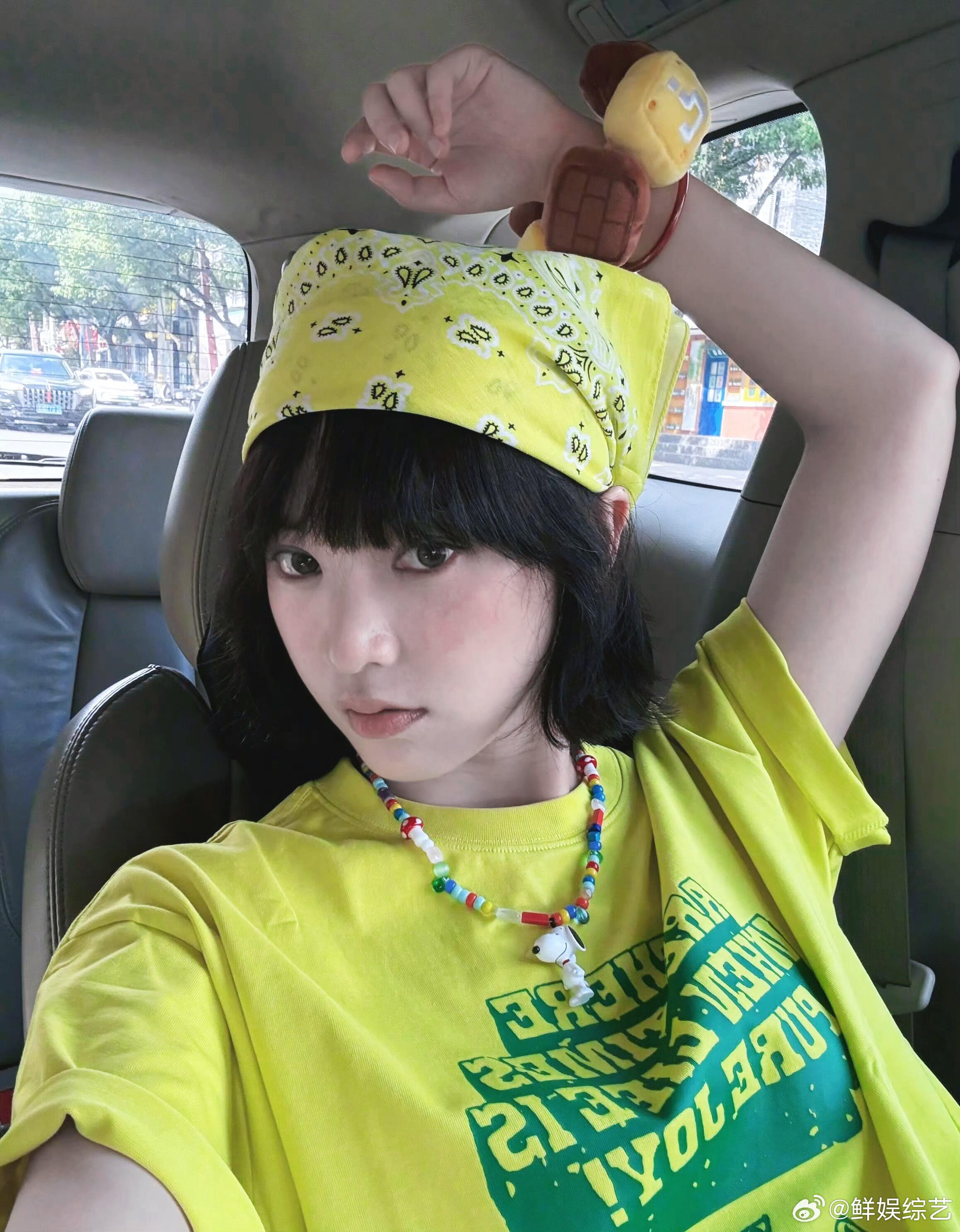黄灿灿真的火了黄灿灿机场差点被踩到脚趾我们灿灿真的火了，机场好多粉丝，人好多啊，