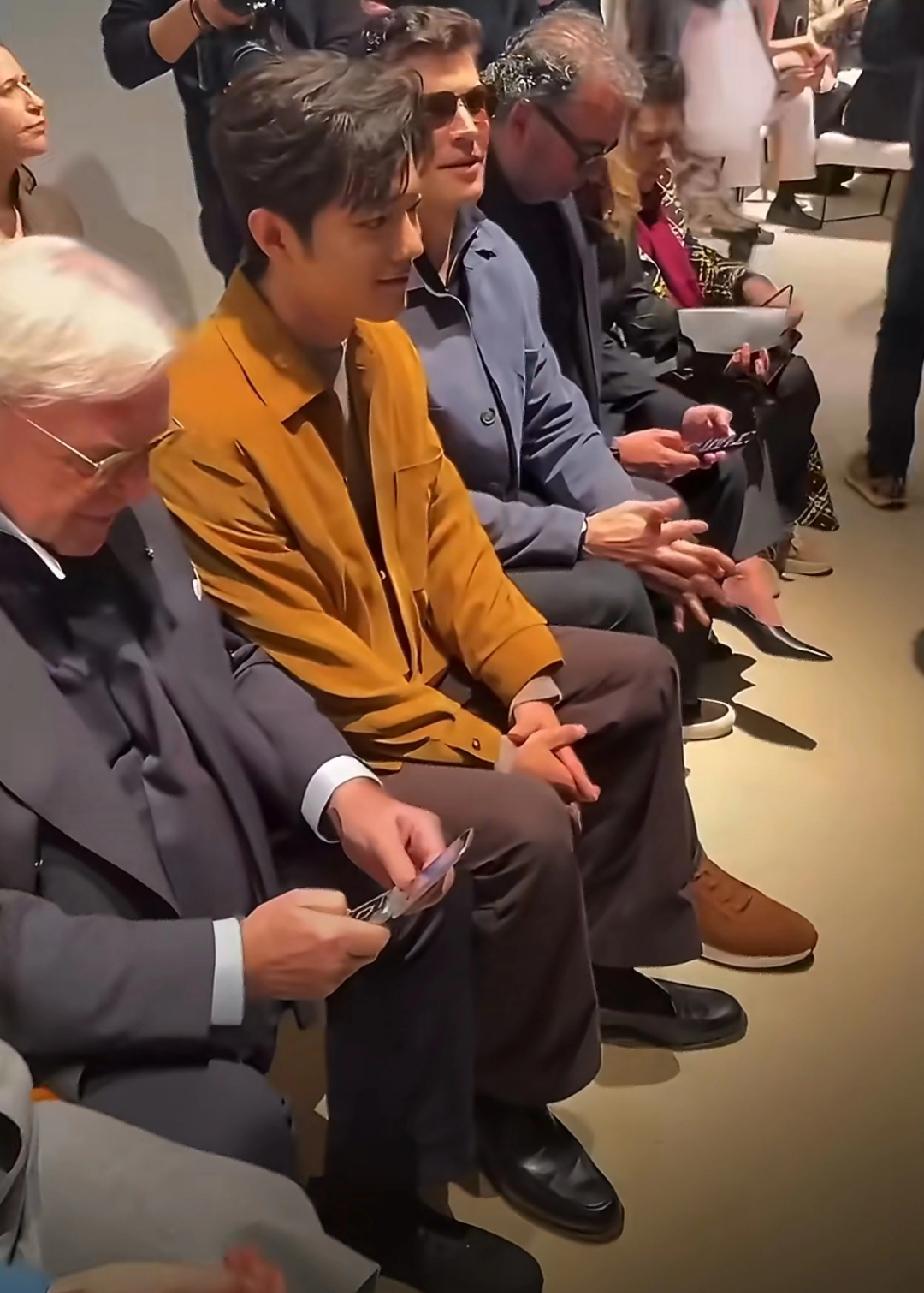 肖战参加米兰时装周和TOD'S创始人坐在一起，看到TOD'S创始人拿出来的手机居