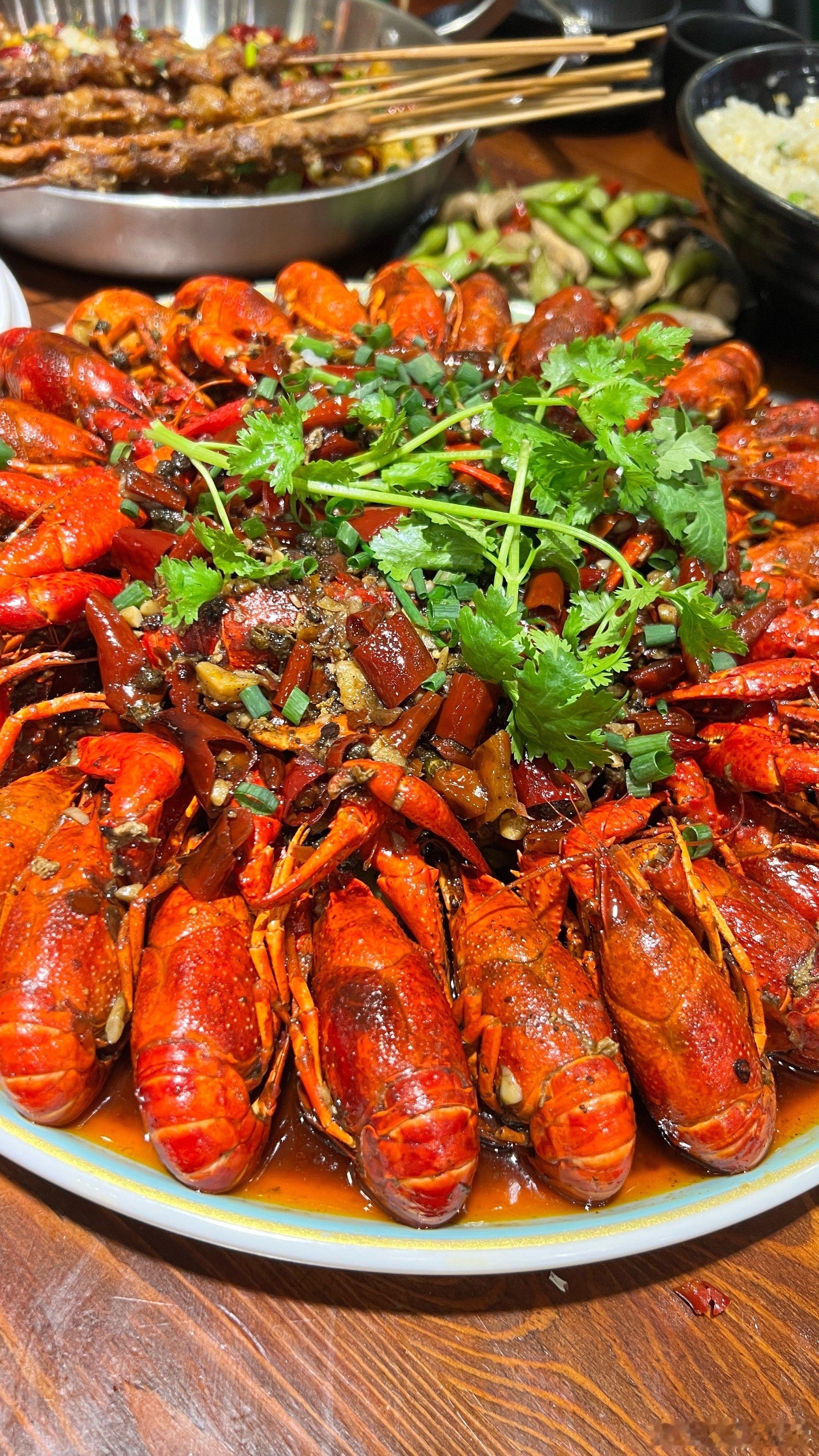 小龙虾价格腰斩了价格腰斩，说明季节到了，终于不用再翻倍买了，也属于是实现小龙虾自