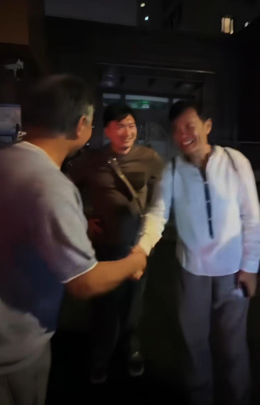 影视演员刘威见到了流浪大师。似乎在我的印象中，这是首次有全社会都认识的名人认可这