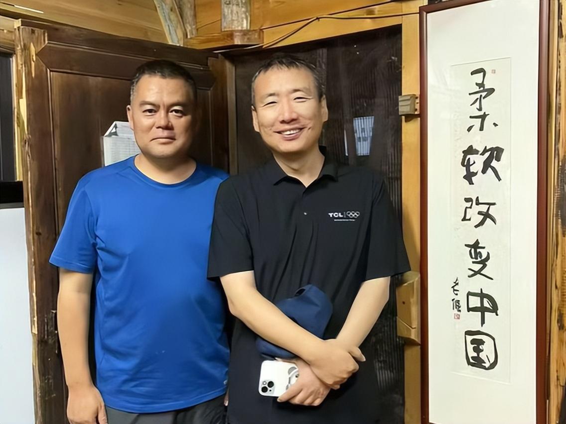 我和邓飞重逢在杭州花开岭，十年没见了。
天色将晚，我执意去看刘学州——那个被网暴