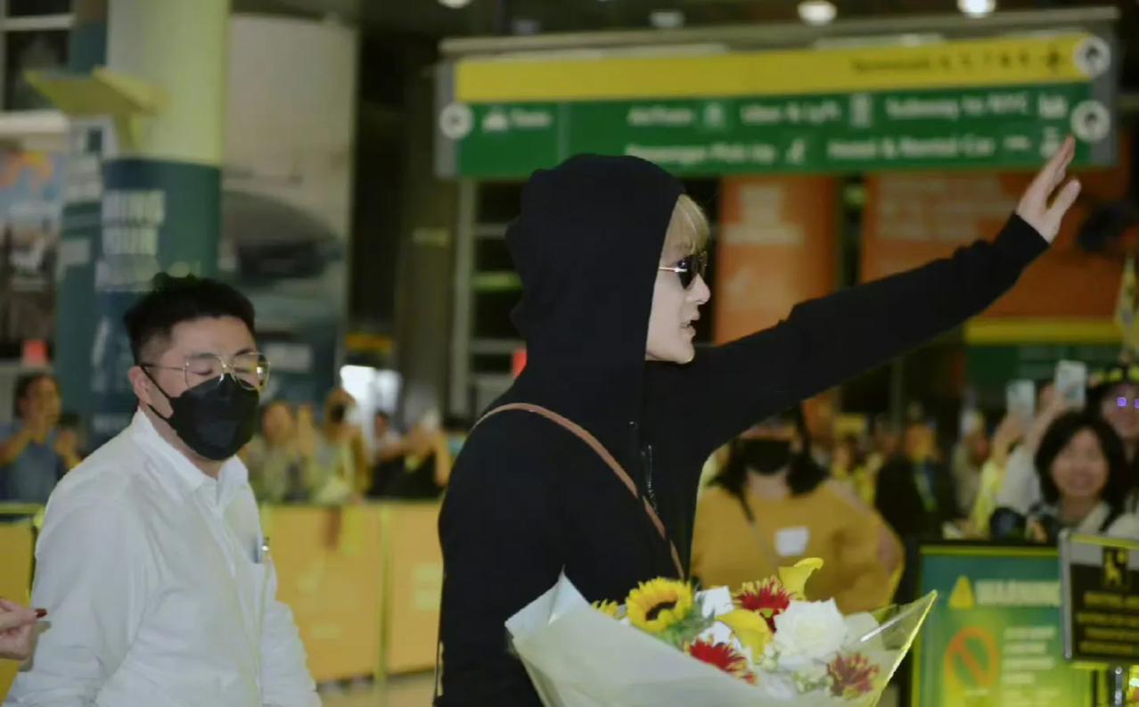 檀健次抵达纽约机场图有！
海外这个时候还是半夜吧，北美的小炭火们也有好多到场的啊