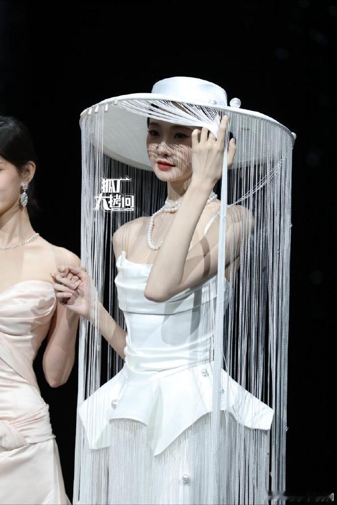 张艺凡帽子押题春晚 谁看了不说一句绝！2026总台春晚伞舞画面一出现，张艺凡的同