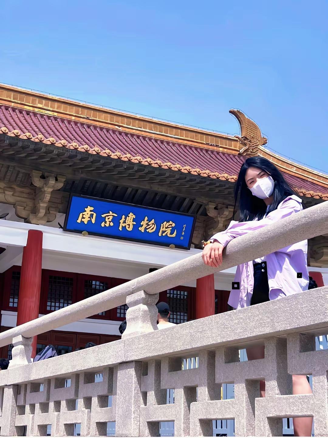 南京博物院画丢失是“守宝人”撞上了“饕餮局”。
细细扒过这段尘封的旧账，你会发现