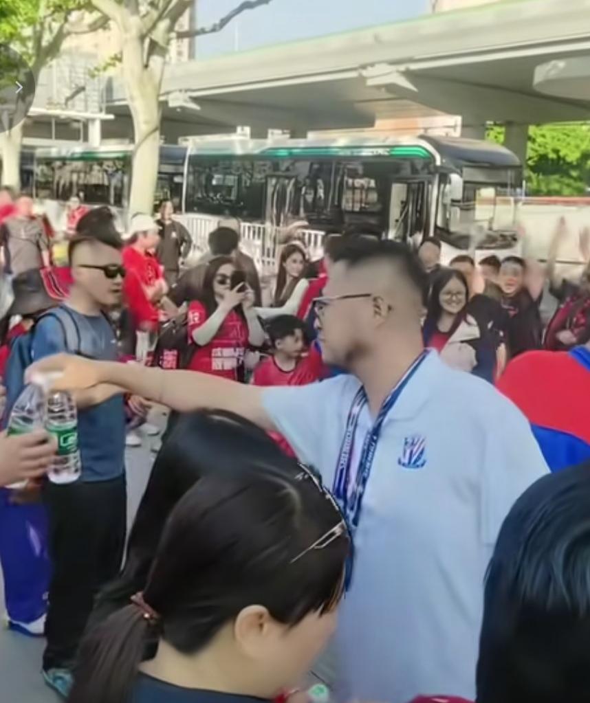 申花球迷赛前为成都球迷送水！真正体现申花的格局和底蕴！成都球迷也表示感谢！海港能