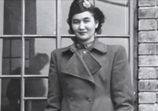 1940年，地下党康乃尔正在茶楼玩牌，一军统美女突然拍了了拍他的肩膀，使了个眼色