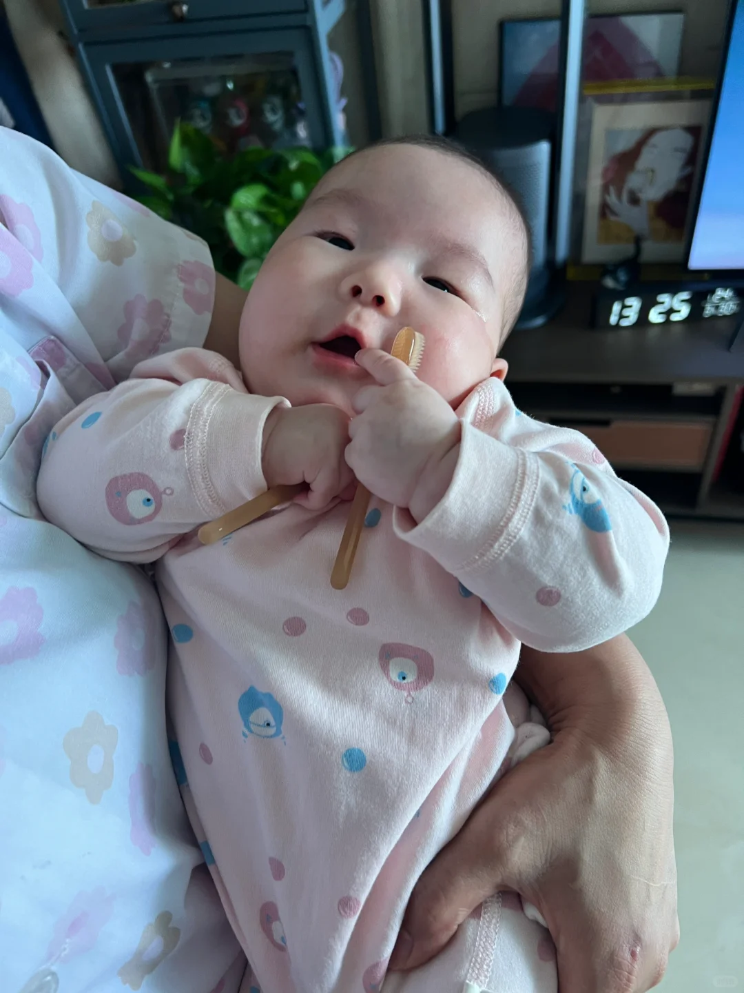 宝宝三个月了还不会抓握怎么办？