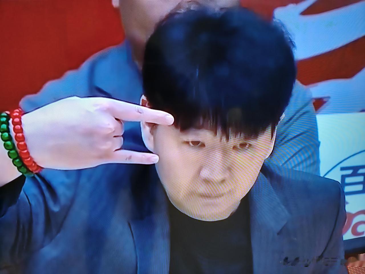 山东男篮今晚能够拿下广东队，山东球迷在感谢自己球员王岚清，祝铭震之外，还应该感谢