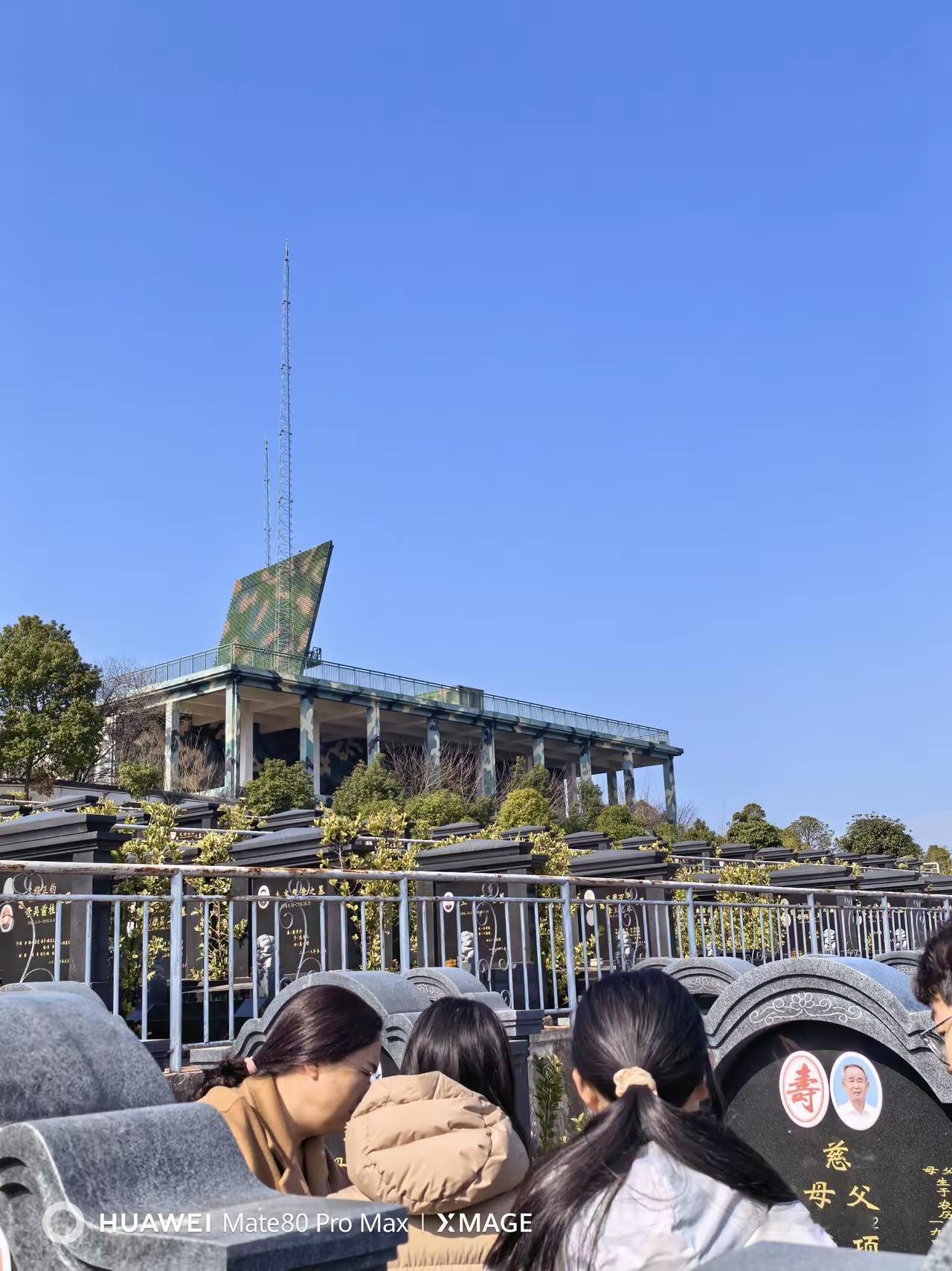 带着全家去给爷爷上坟，祭祖这是大事，这也是文明的标志。一个民族连自己的祖先都不知