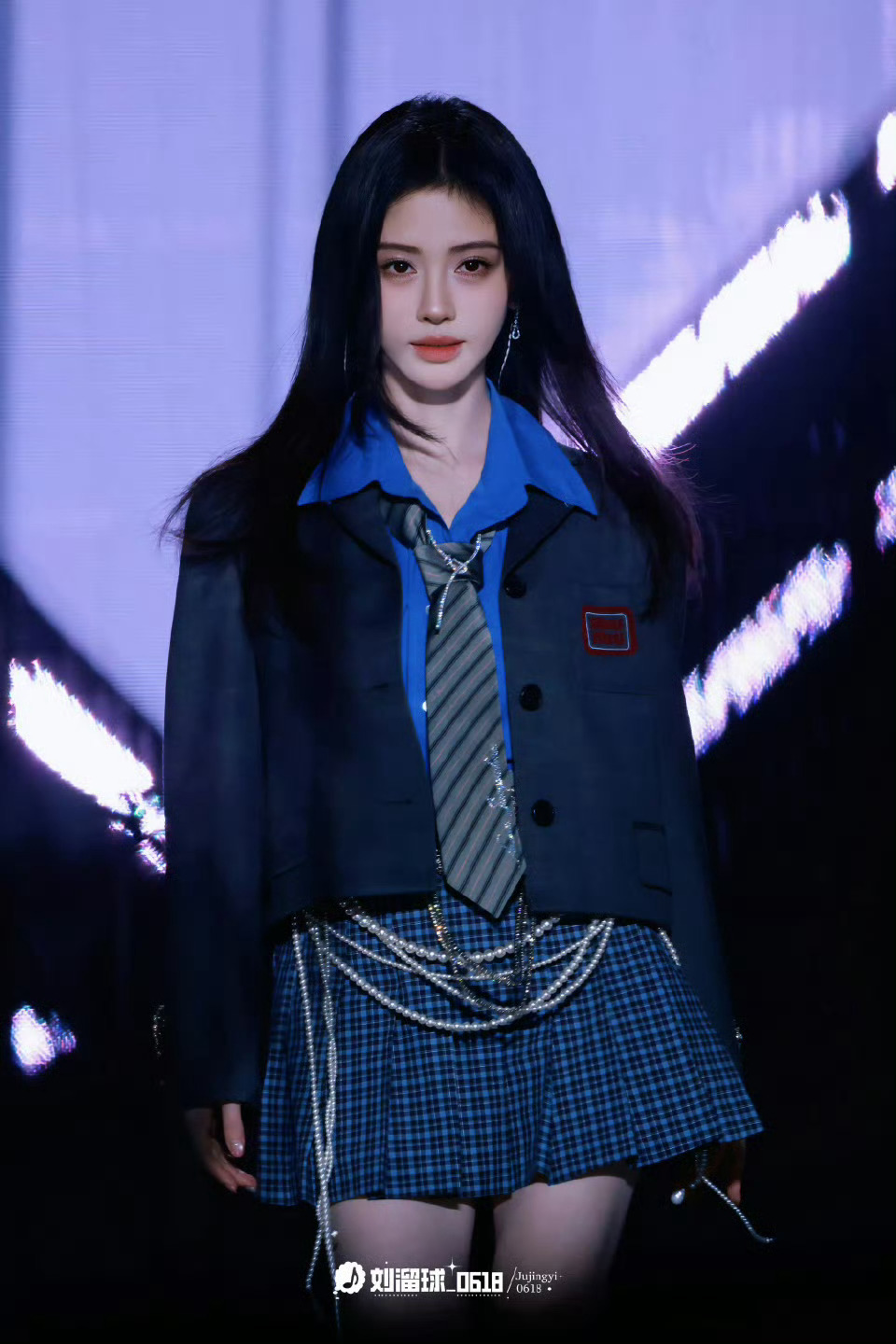 鞠婧祎巅峰之夜造型QQ音乐巅峰之夜，小鞠两套造型都太绝了！红毯穿藏青西装配珍珠短