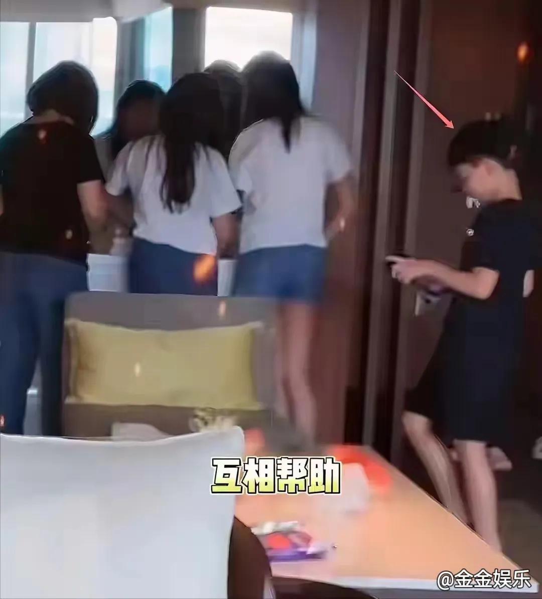 近日，大S女儿小玥儿又有了新动态，她热情地邀请3名同学到家中游泳，这一举动让熟悉
