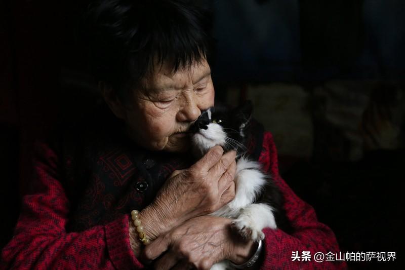 李秀兰今年六十三，在儿子家住了三年。三年里她把外孙从满月带到上幼儿园，买菜做饭洗