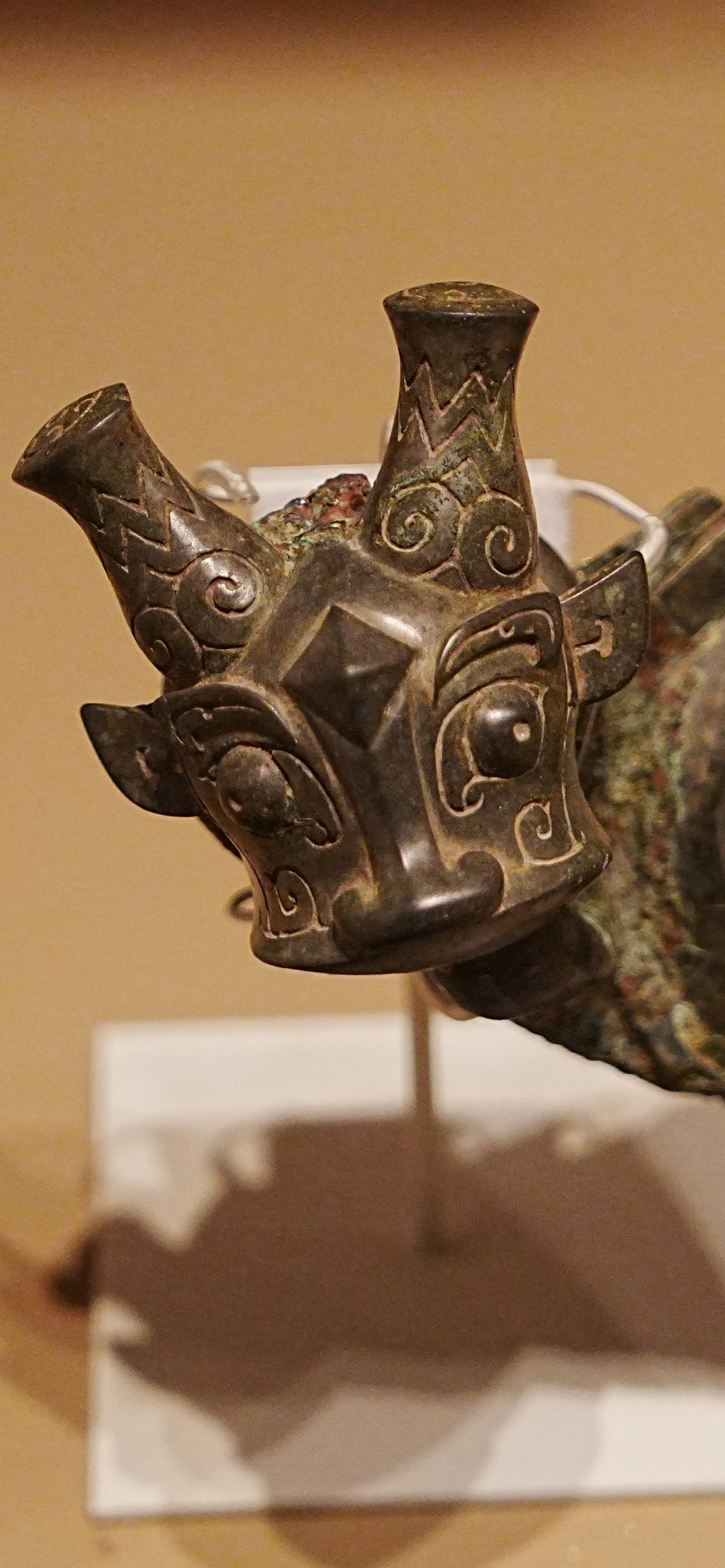 我的反应有点慢
这个方菱图案文饰，反复出现在各器形上
我知道这是“方喙”
同音通