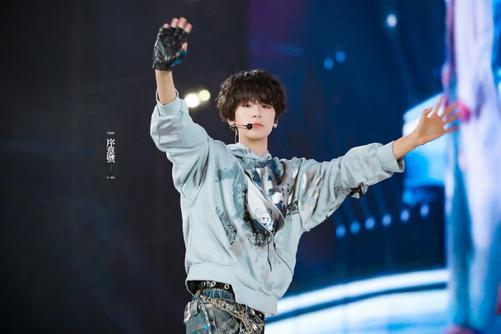 李煜东骑士礼 李煜东FUN肆见面会一直比心、比猫耳朵饭撒，还行了骑士礼，好帅！李