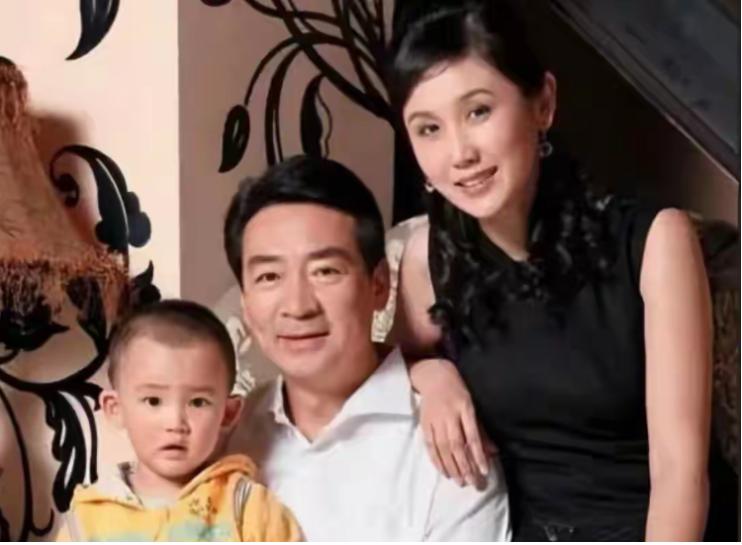 2003年，49岁的寇振海向演员李婷表白，李婷拒绝的说：寇老师，你比我大25岁，