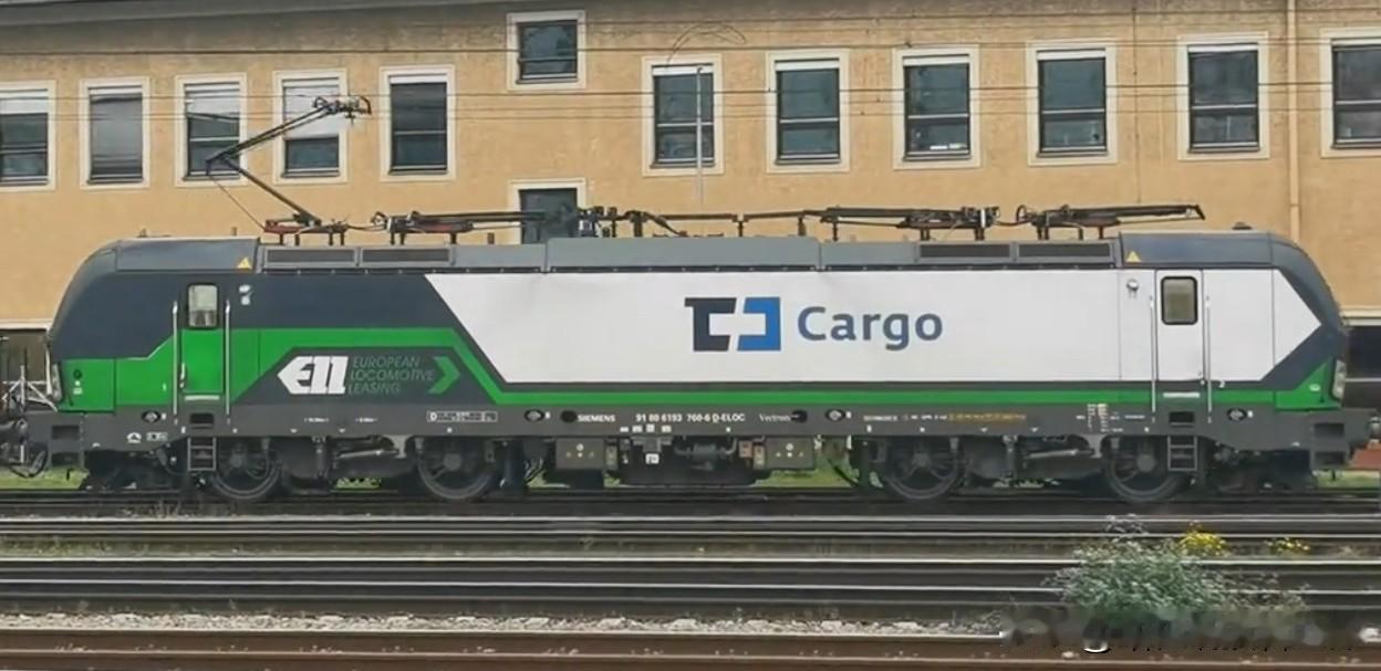 这是德国西门子集团造的Vectron多流制电力机车，额定功率‌：6400kW，持
