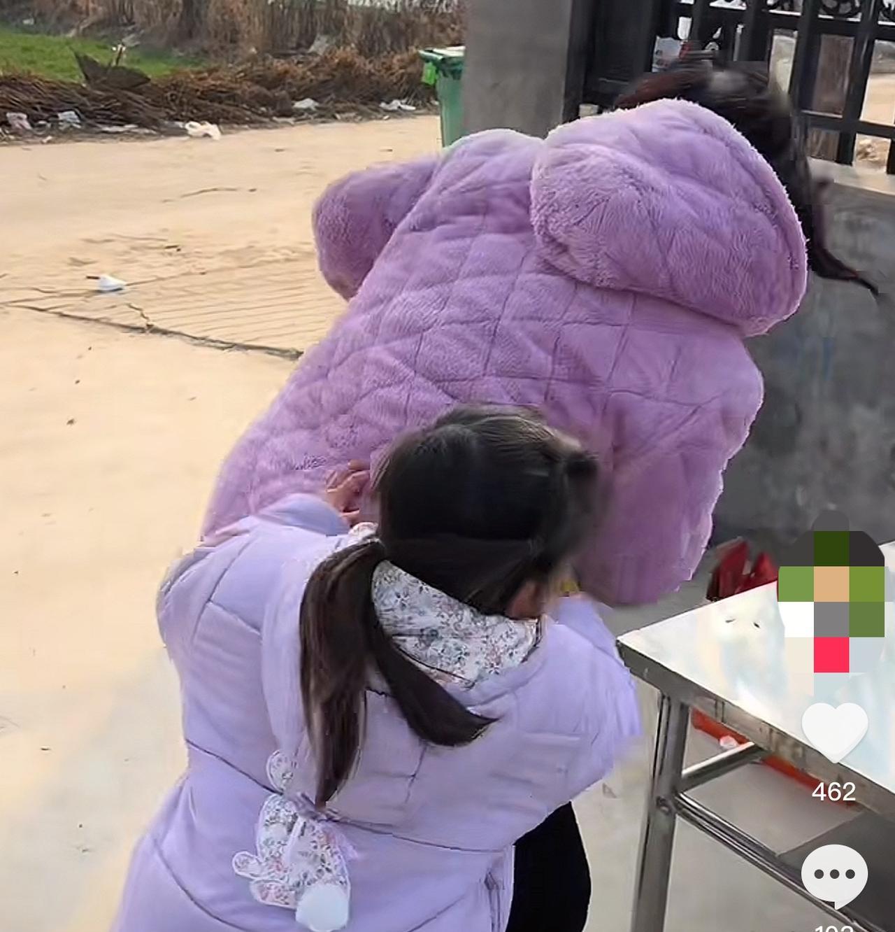 上千块的波司登穿在身上，转头为了个鸭腿，跟娃哭天抢地。
这剧本，颗粒度高到你分不