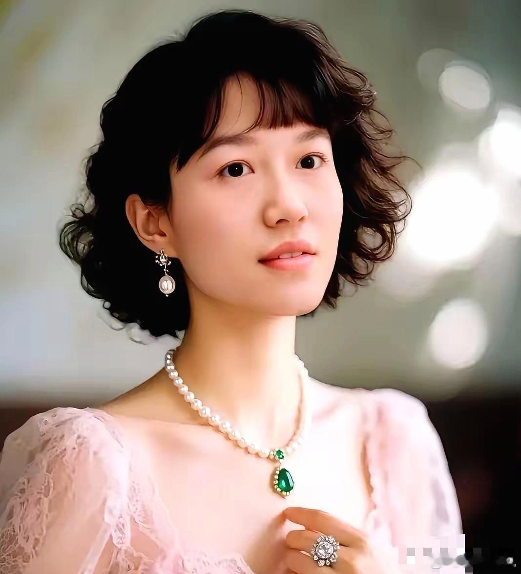 就因为一张照片，翁帆的戒指戴在了中指，全网都跟疯了似的。一堆人拿着放大镜，疯狂解