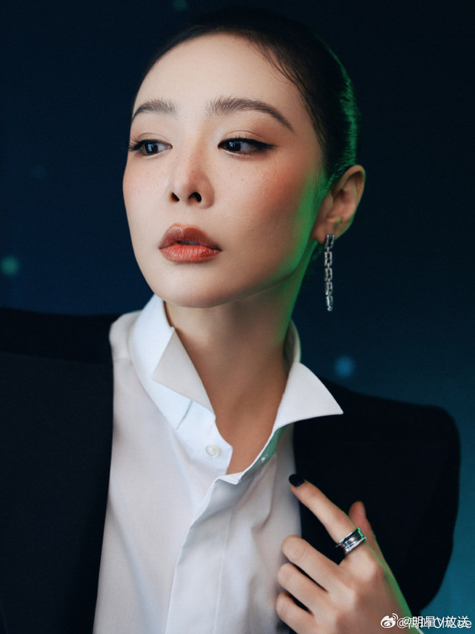 高叶出发图向上气场全开  红毯上的高叶，生图直接封神！根本不用修，走路都带光——