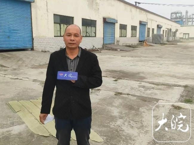 河南一男子投资千万建厂，但遭遇办证难问题。在状告市监局胜诉后，仍未拿到食品生产许