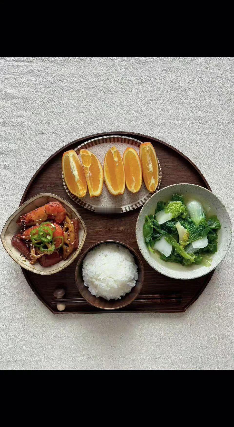 🍽️ 木盘托着三餐四季，米饭是云朵的形状☁️。烟火人间，不过一碗寻常小确幸。