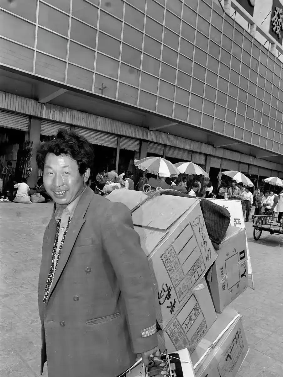 1994年2月18日，福建男子林文强手持水果刀、腰别假炸弹，逼停一架载满乘客的波
