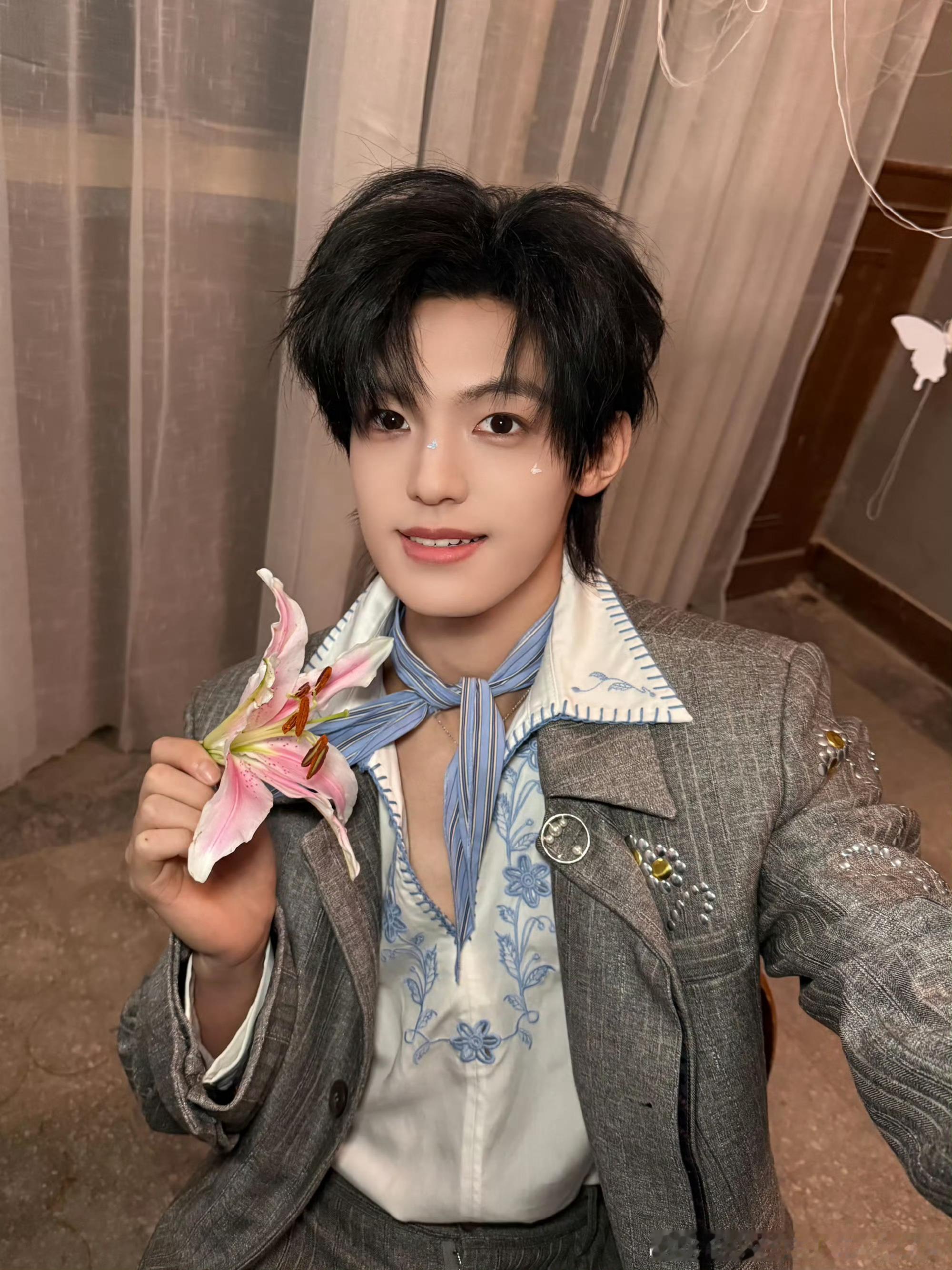 登陆少年演唱会预热自拍 TOP登陆少年浪漫主义演唱会预热来了～朱志鑫、张泽禹、张