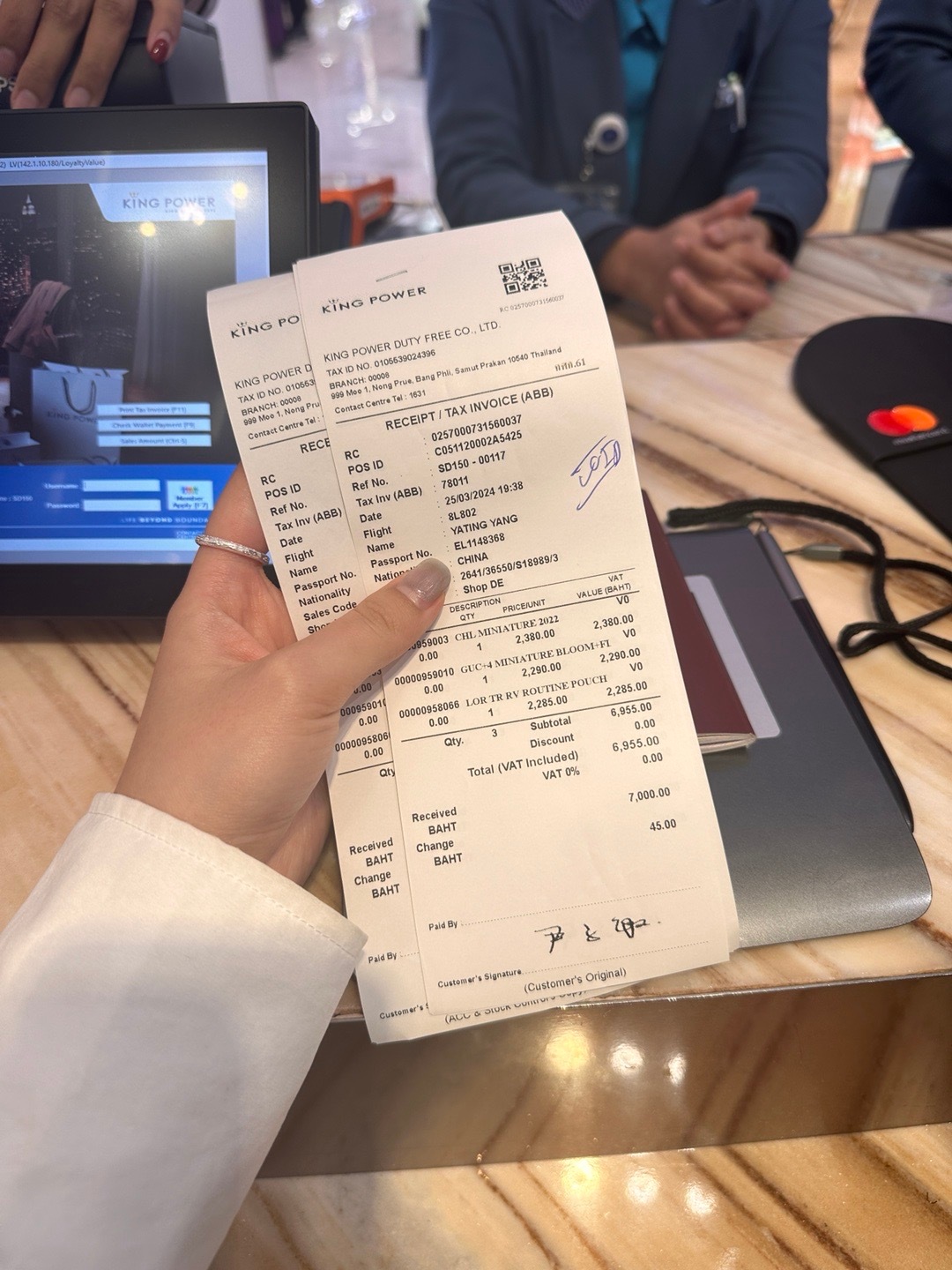 泰国之旅以免税店买买买结束🔚[哈哈]昨晚上回昆明酒店点了好吃的外卖现在和刘芹蹭