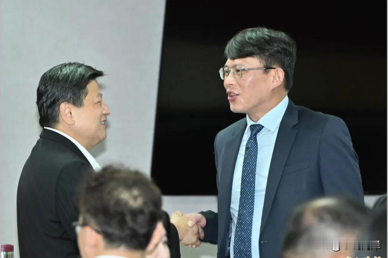 “蓝白合”有望延续。
台湾省立法机构新会期8个常设委员会近日举行召集委员选举，在