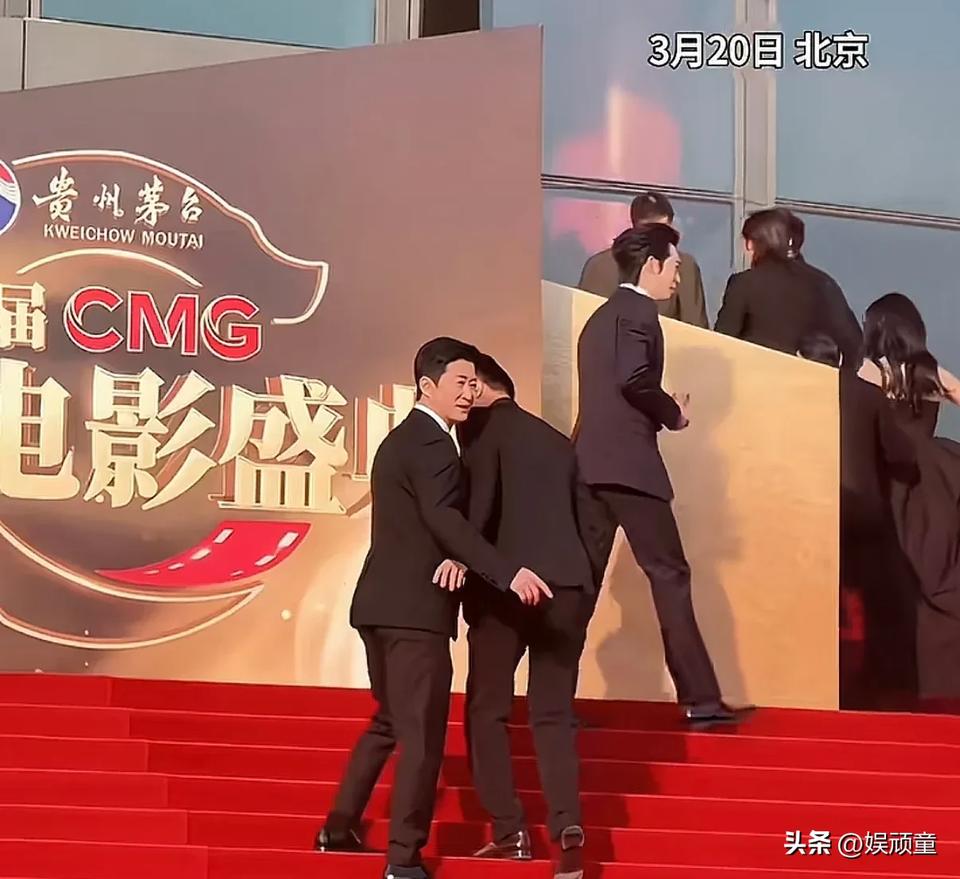 吴京这一个回头，一弯腰，真的把礼貌与人情拿捏很准！
中国电影盛典红毯，吴京走完已