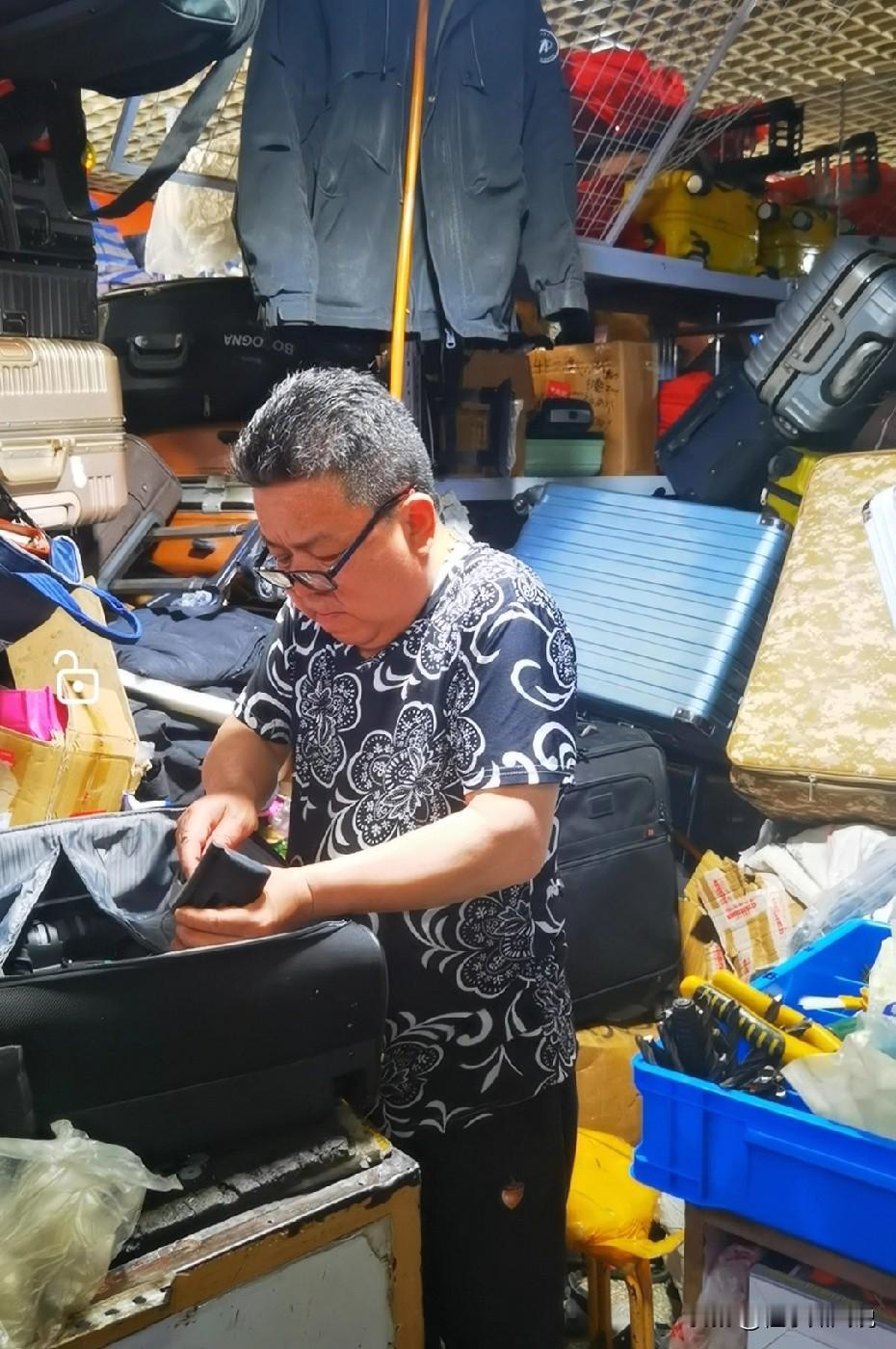 家里面有损坏的拉杆箱千万不要扔，有地方修理了。

赶快去中恒商城找韩师傅，他手艺