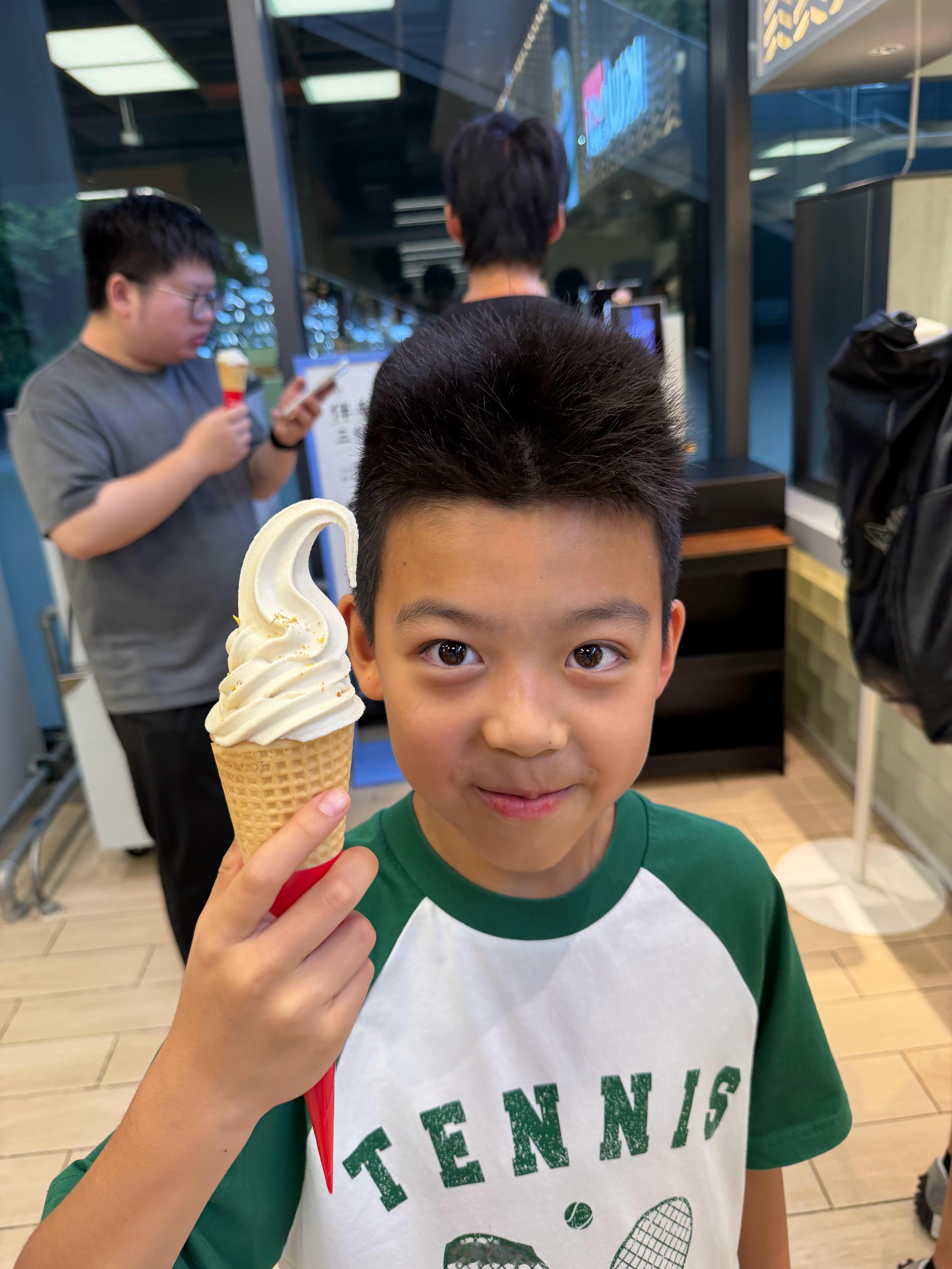 带小亢体验小米食堂他说比学校食堂好吃还有限定冰淇淋🍦能不能让小米去学校开个食堂