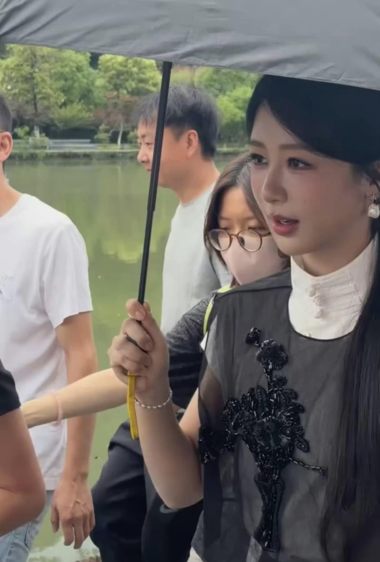 猝不及防！杨紫突访安徽西递，祯娘回自家老宅了

杨紫今日空降安徽西递《家业》取景