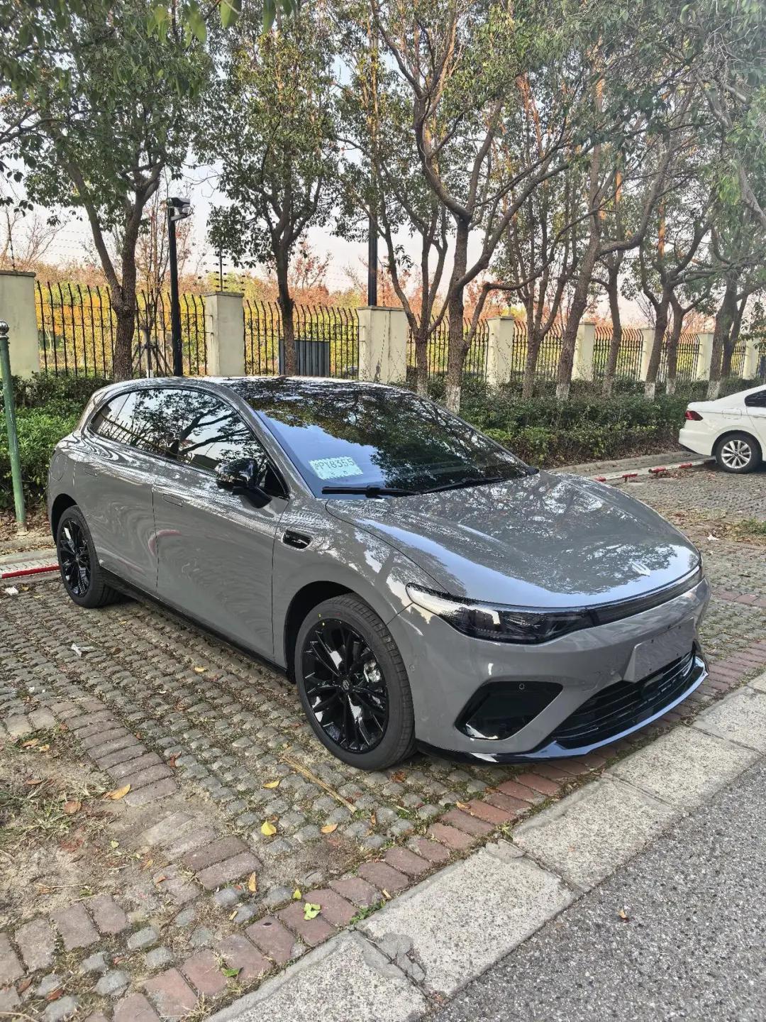 Lafa5开了一个月，简单说下感受
我通勤单程25公里，每天来回50公里，一周充