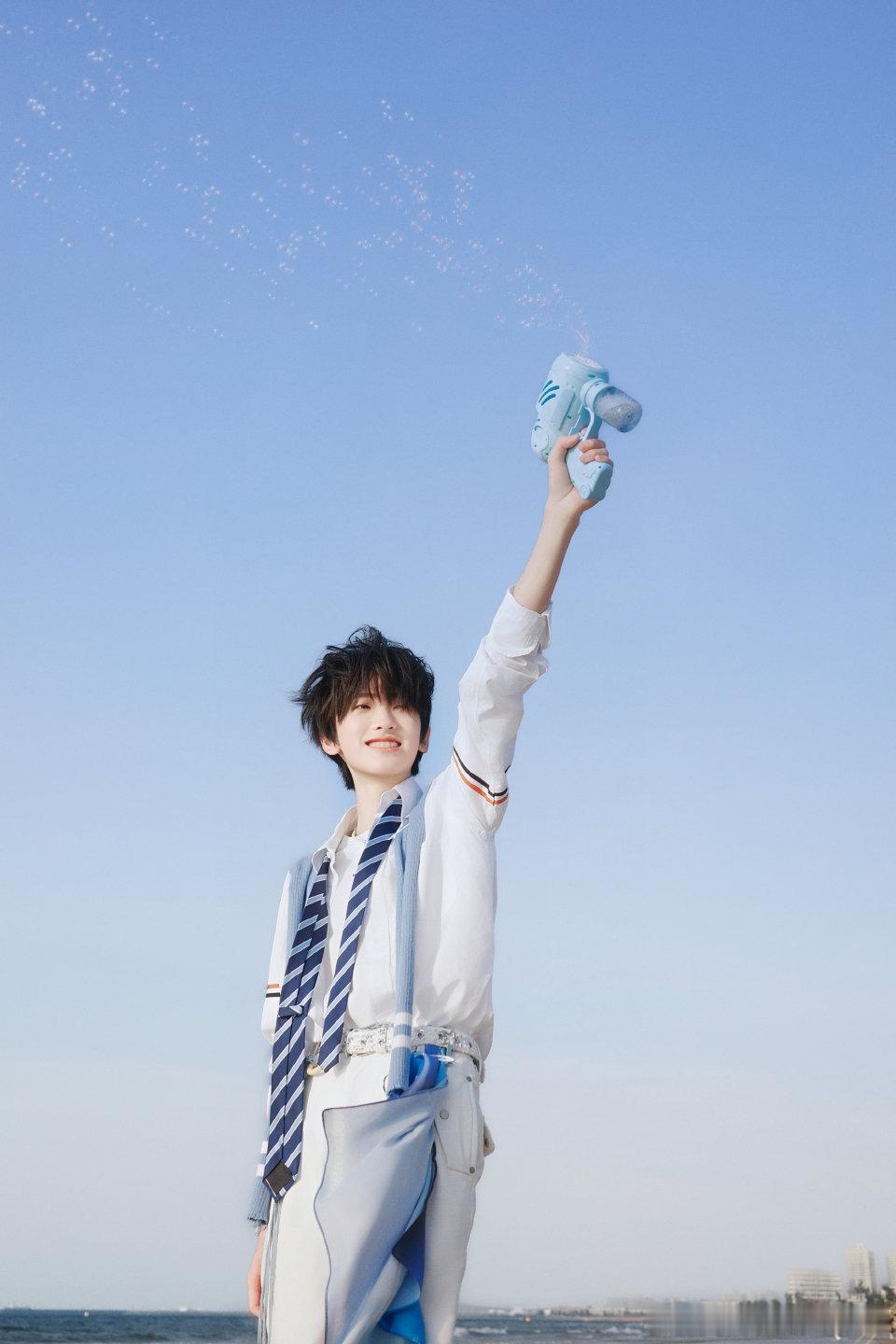 TF四代奔跑LOVELOVELOVE写真tf四代赴海逐光写真 TF四代奔跑LOV