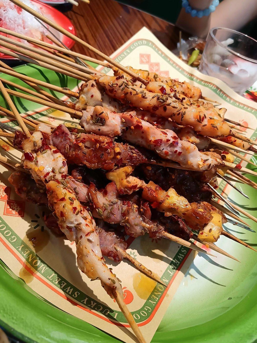 每天都能聊死一个天请我吃饭可以，但是我不谈恋爱，你最好别请了，再说了我不缺饭啊，