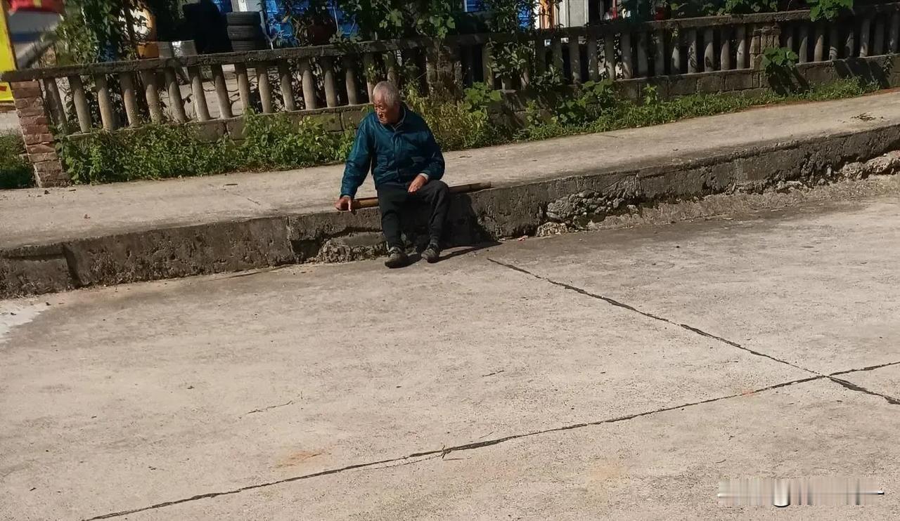 做好事真难！
当初见这中风的邻居每日出来坐在地上，心善的我给他一个凳子坐。后来葡