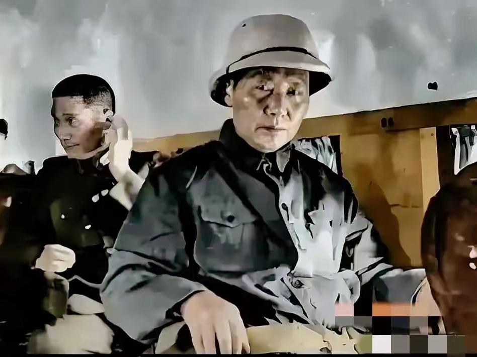 看到伟人在前往重庆谈判的飞机上低头沉思的模样，我的鼻子瞬间就酸了！他微微蹙着眉头