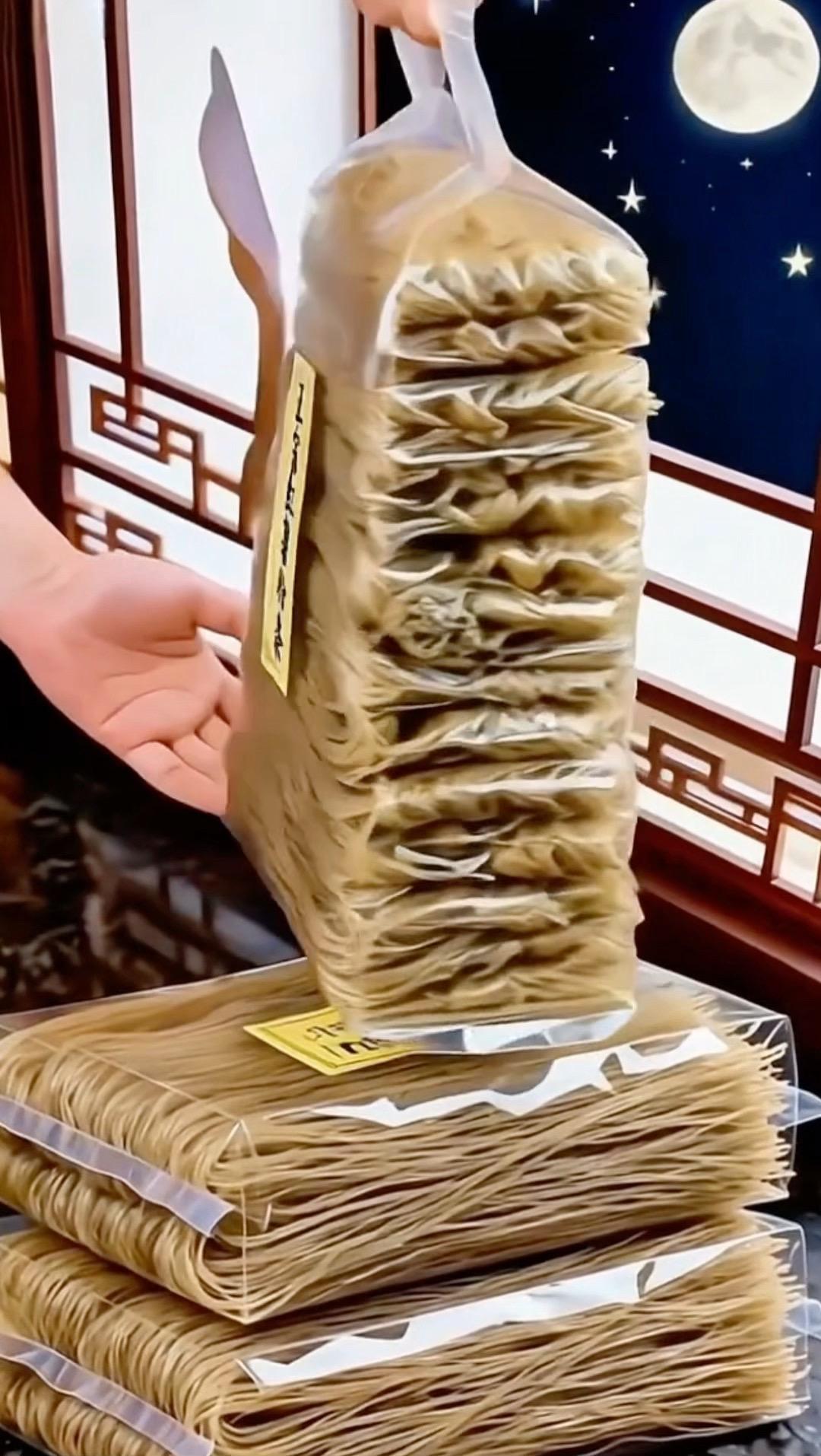 家人们，快来抢这个14.9到手5斤的红薯细粉条，嗦一口滑到心尖，透亮的...